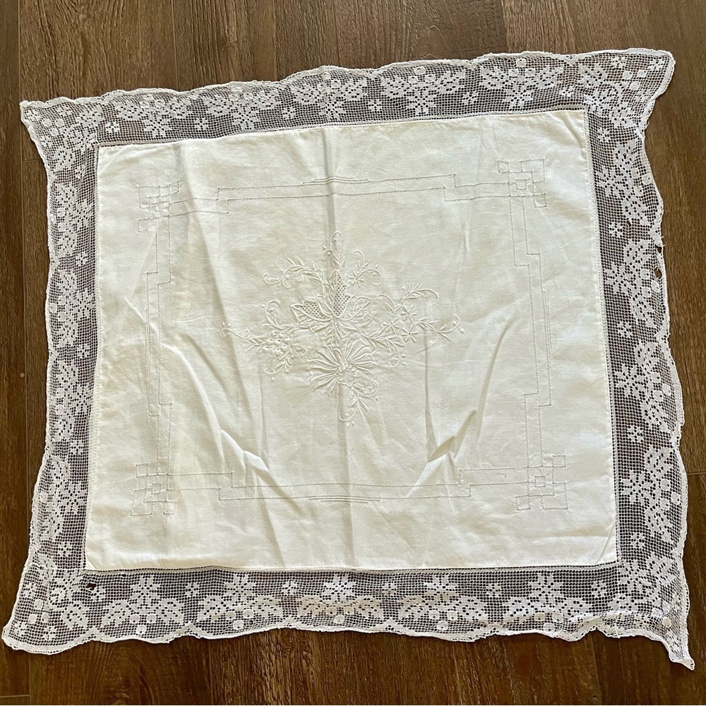 White Lace Trimmed Tablecloth 22/24 inches